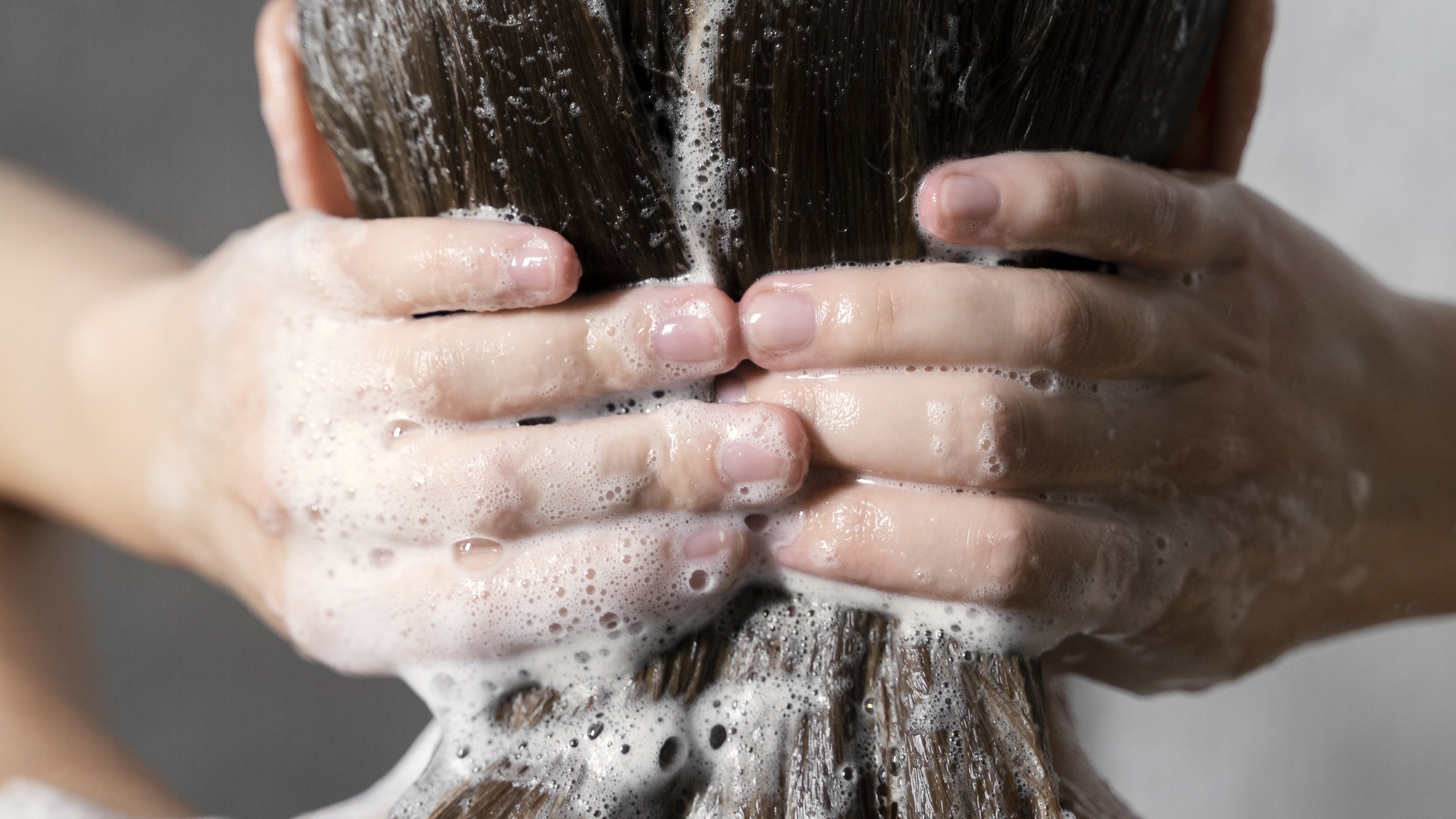 Faut-il faire un shampoing après une coloration ?