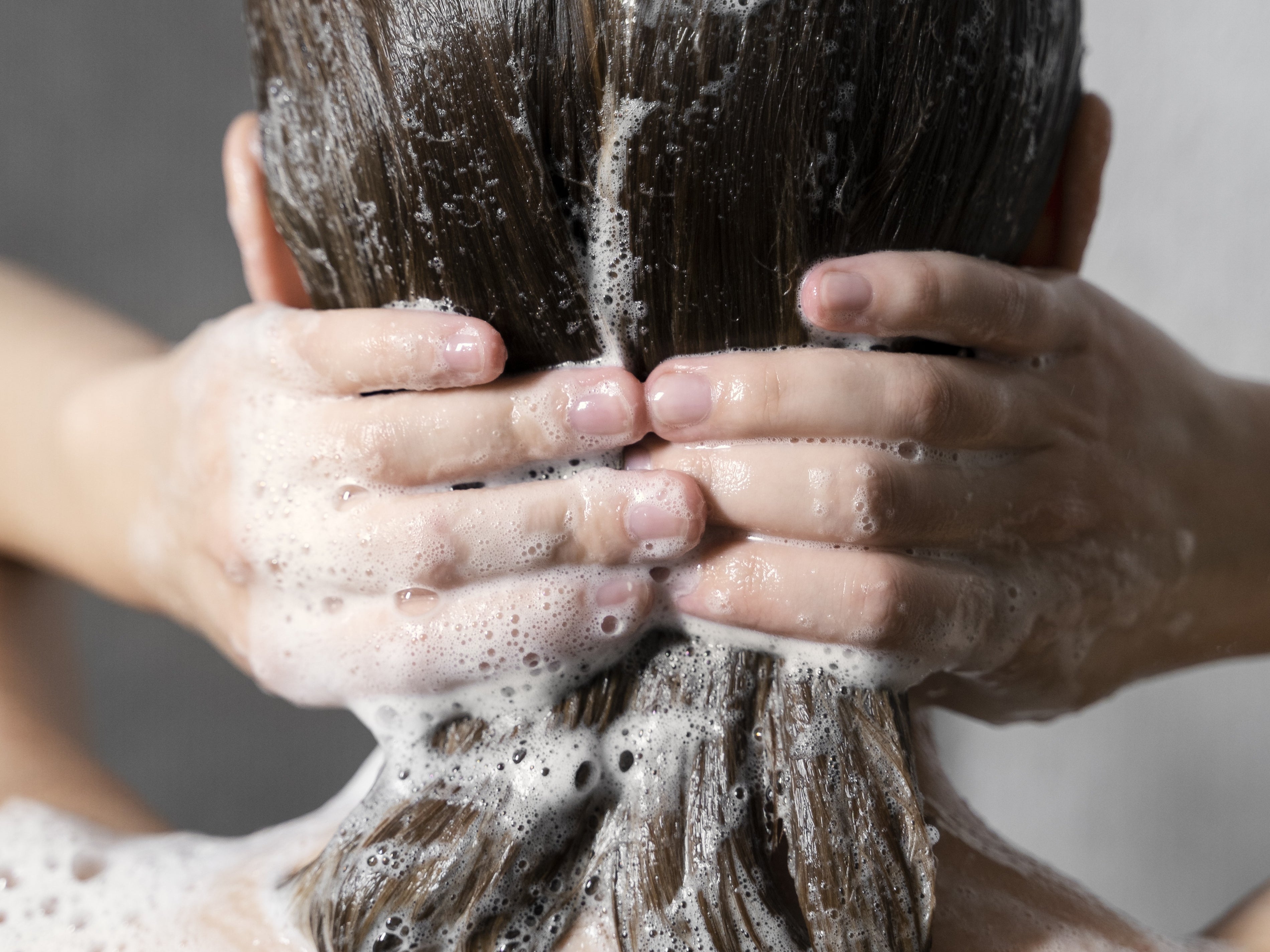 Faut-il faire un shampoing après une coloration ?