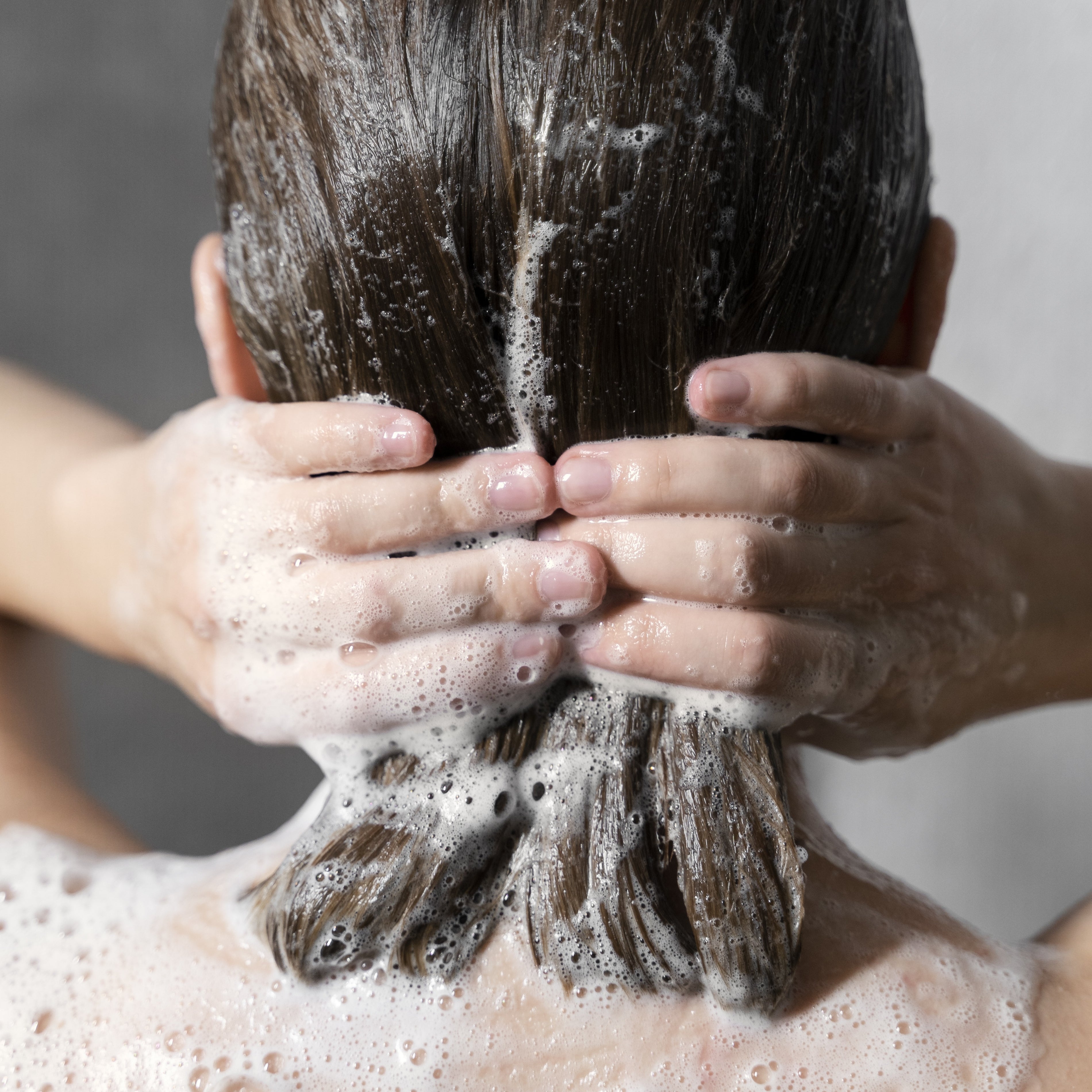 Faut-il faire un shampoing après une coloration ?