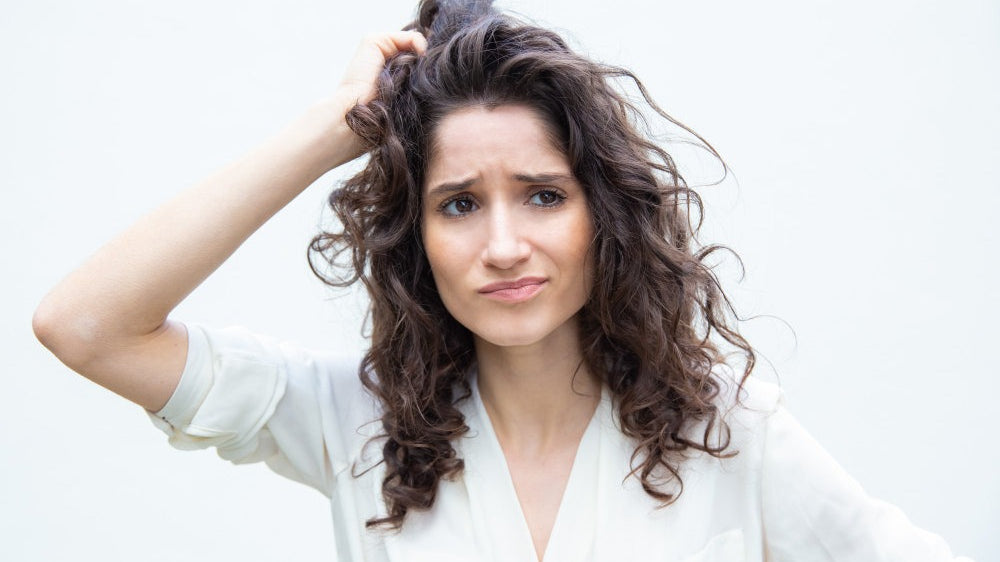 Comment soulager un cuir chevelu qui gratte ?