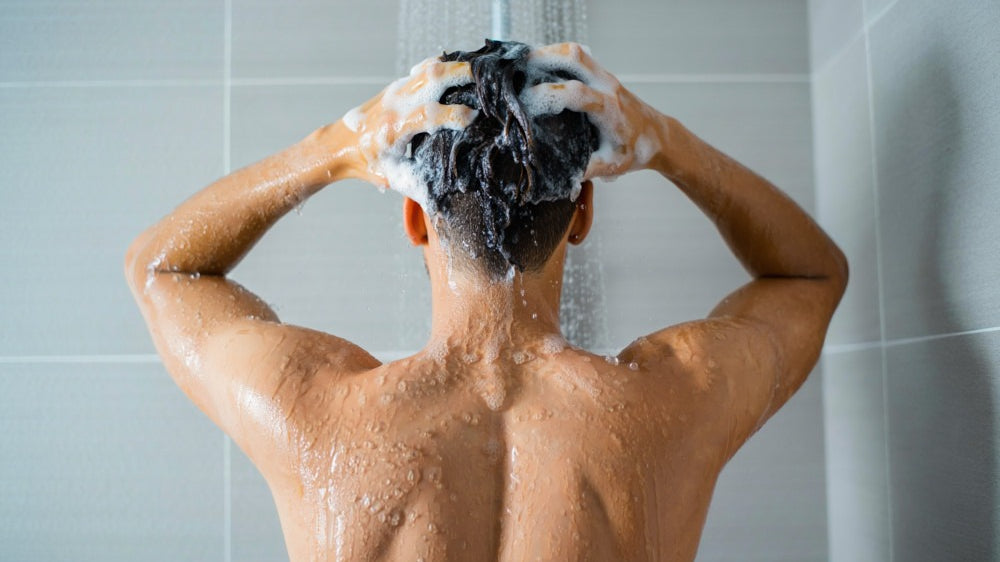 Comment se laver les cheveux pour enlever les pellicules ?