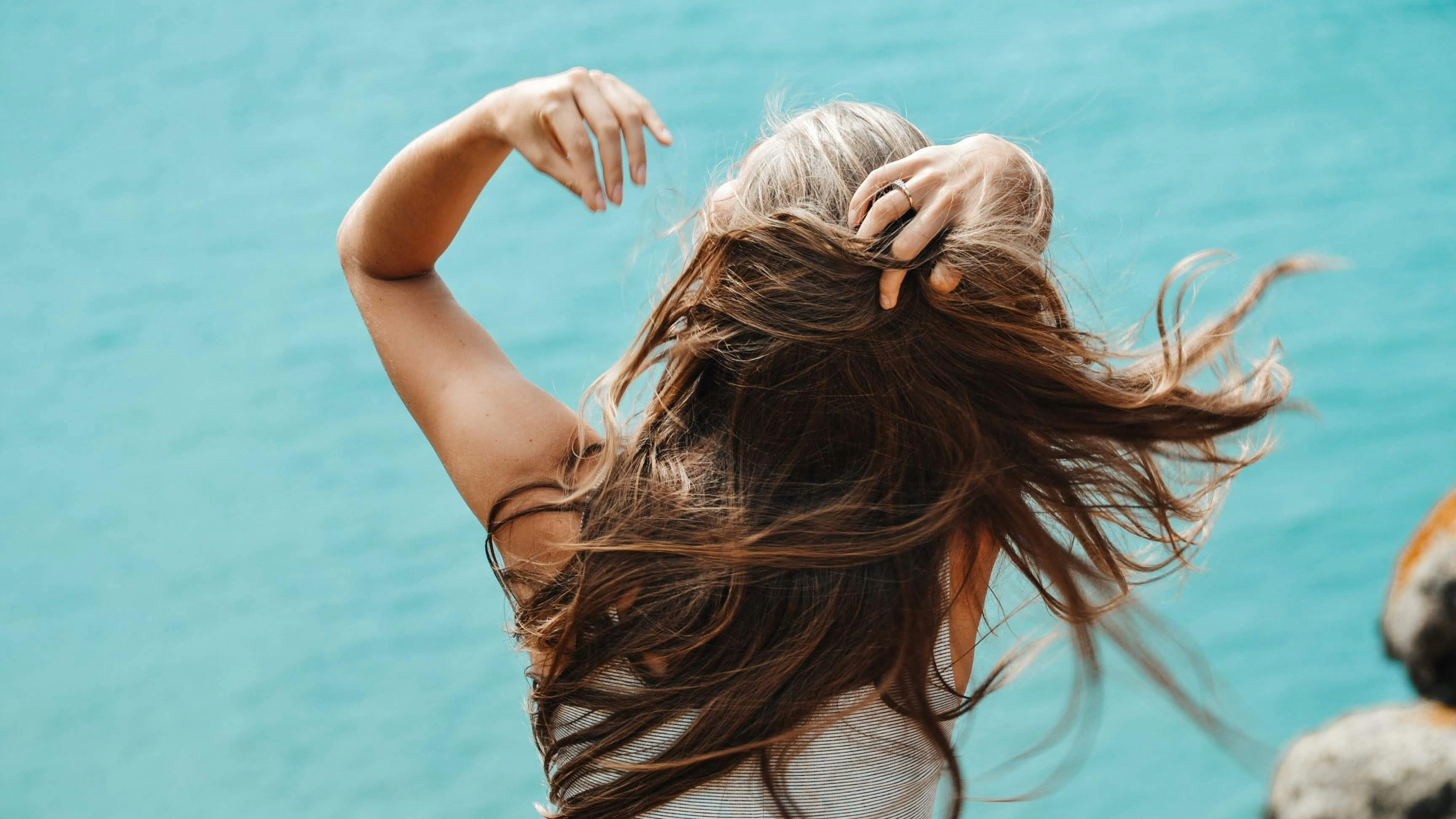 Routine capillaire été : cheveux et soleil, les bons réflexes