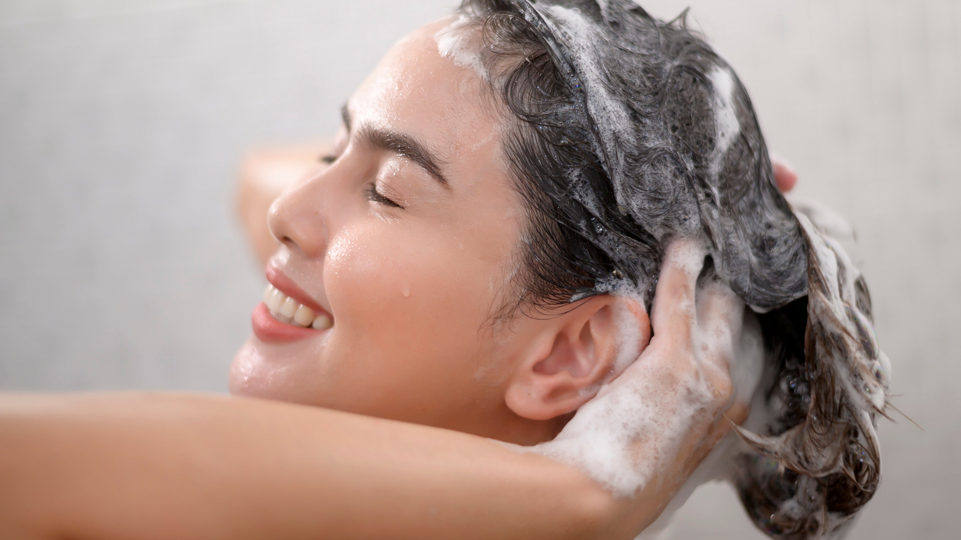 Cheveux gras : la routine pour laver moins et gagner en volume