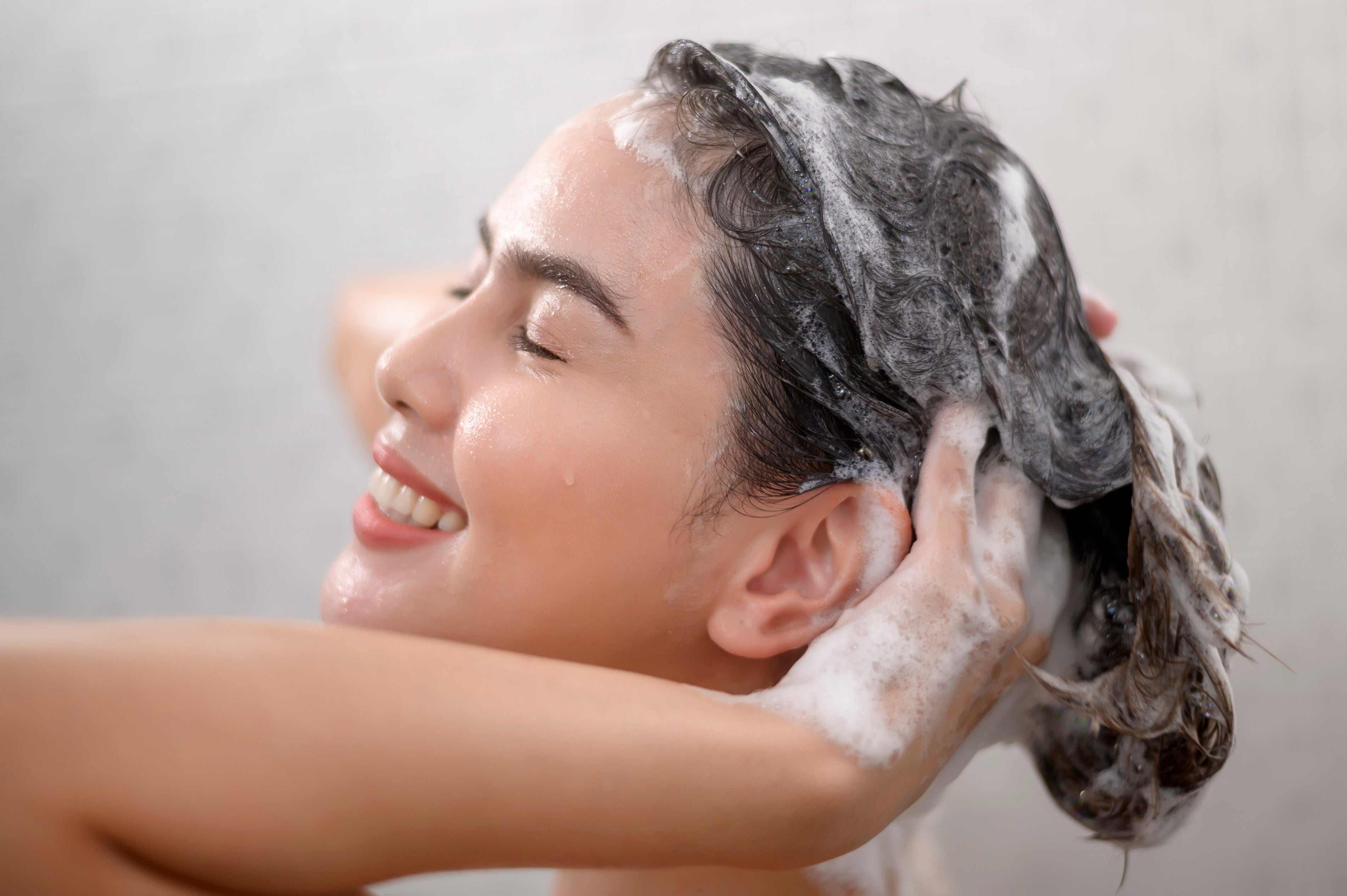 Cheveux gras : la routine pour laver moins et gagner en volume